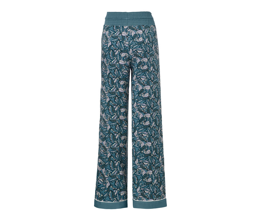 Eine Relaxhose mit blauem Paisleymuster.