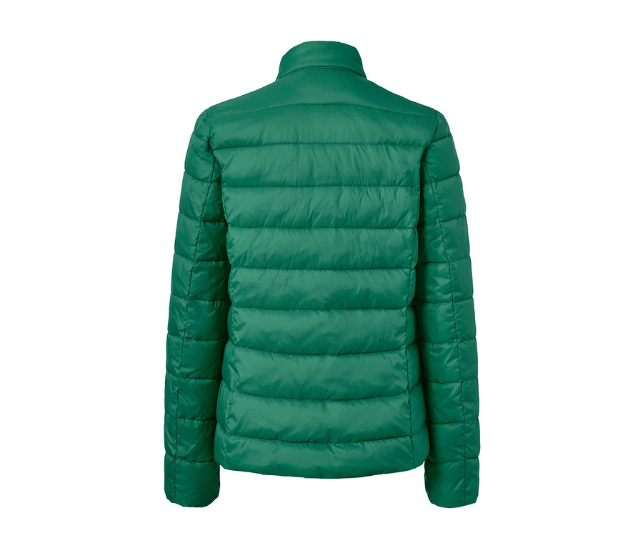 Detailansicht der Rückseite einer grünen Steppjacke.