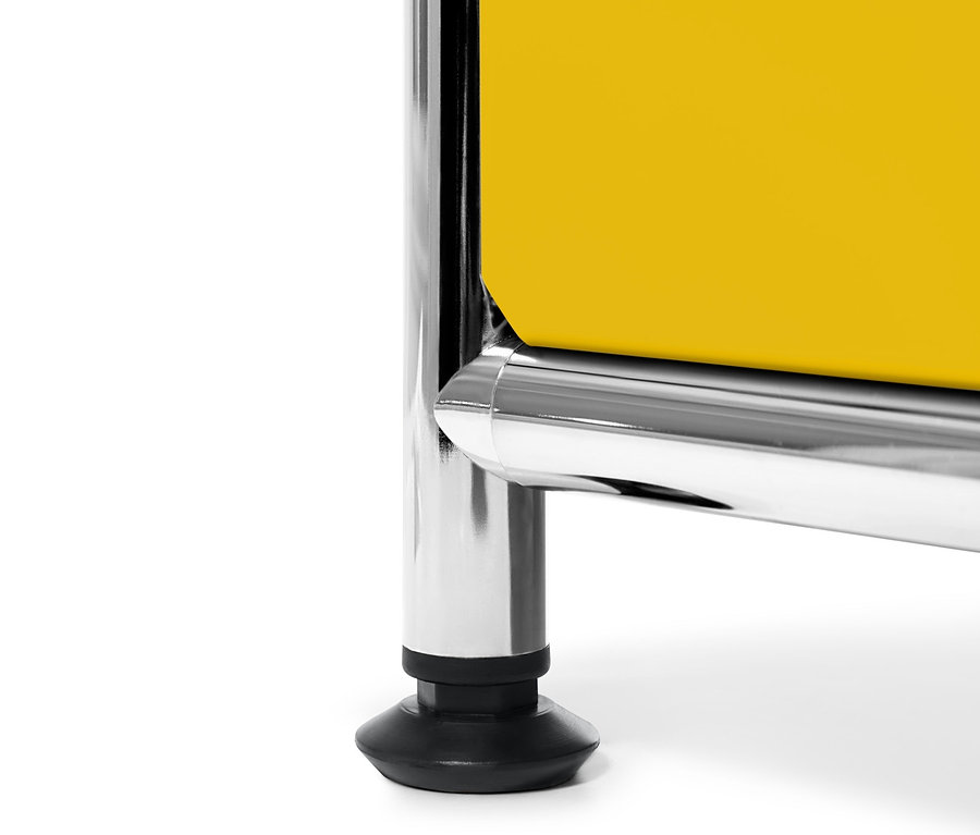 Detailansicht eines gelben Sideboards Metall »CN3« mit 2 Klappfächern und verchromten Füßen.