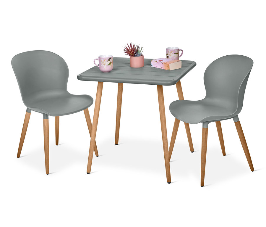 Graues Balkonset mit recyceltem Kunststoff mit zwei Stühlen und Tisch.