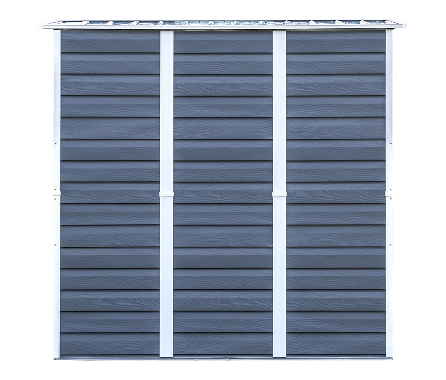 Nahaufnahme eines Metallgerätehauses mit horizontaler grauer Verkleidung und weißen Zierleisten.