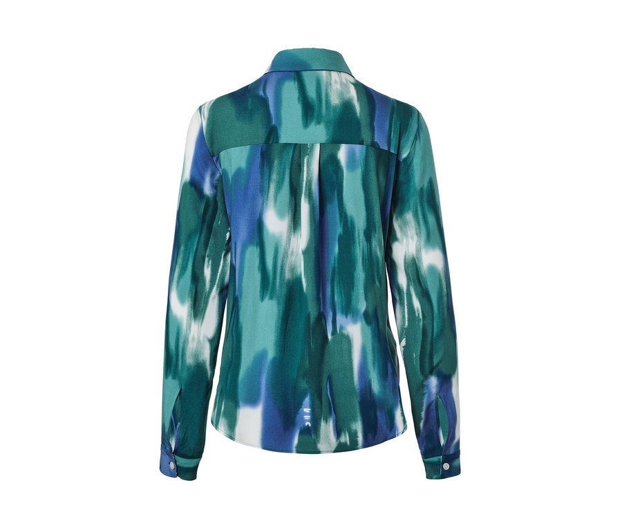 Detailansicht der Rückseite einer Hemdbluse mit Aquarellprint.