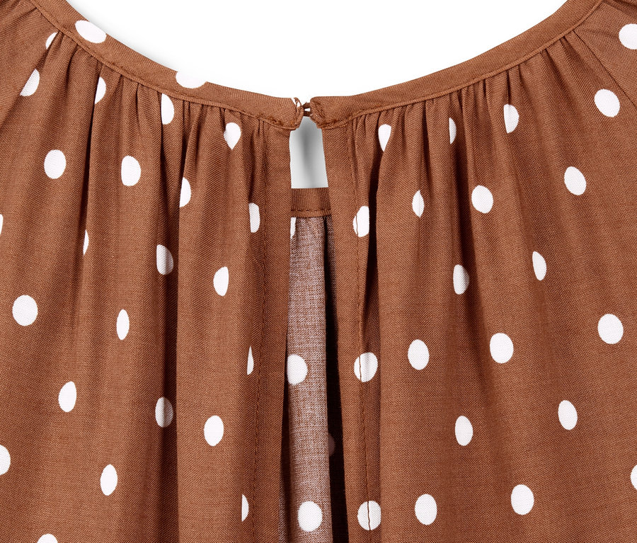 Detailansicht eines gepunkteten Midi-Kleids.
