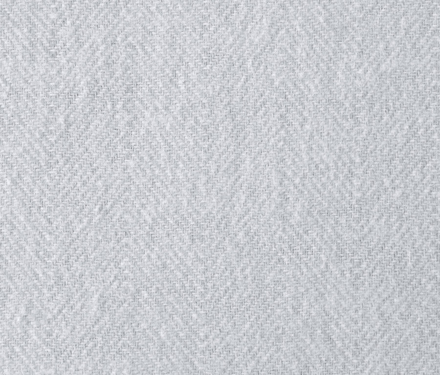 Nahaufnahme der Textur einer hellgrauen Premium-Flanell-Bettwäsche in Normalgröße mit Fischgrätmuster.