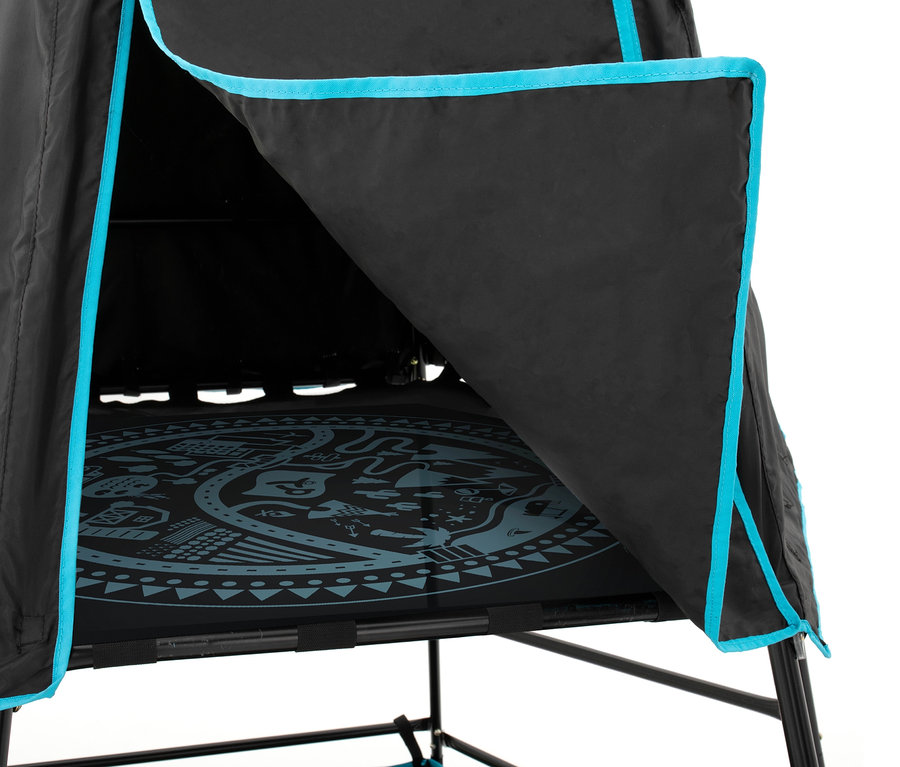 Ansicht von unten des schwarzen Kletterturms »Explorer« mit Zelt, teilweise geöffnet, mit blauer Umrandung.