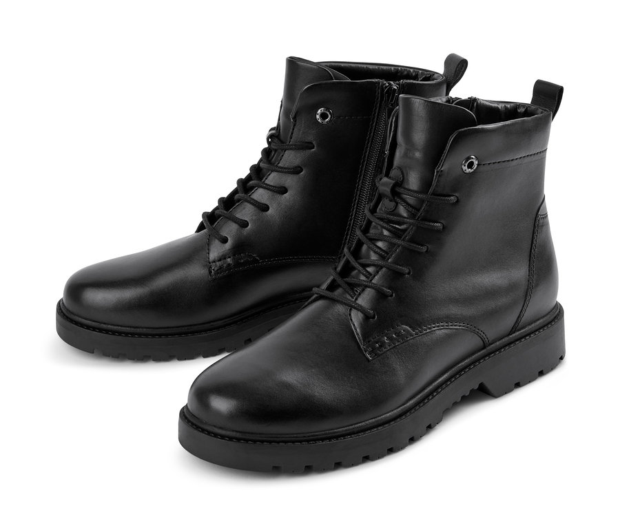 Zwei schwarze Leder-Boots mit Schnürung.