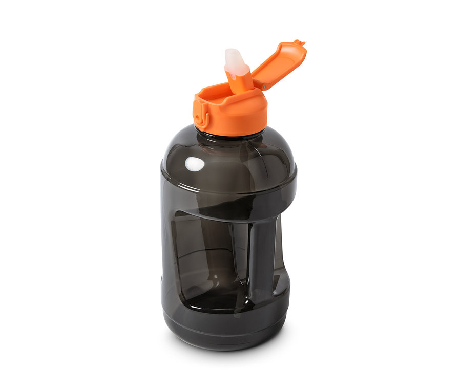 Eine schwarze XXL-Trinkflasche mit orangefarbenem Deckel.