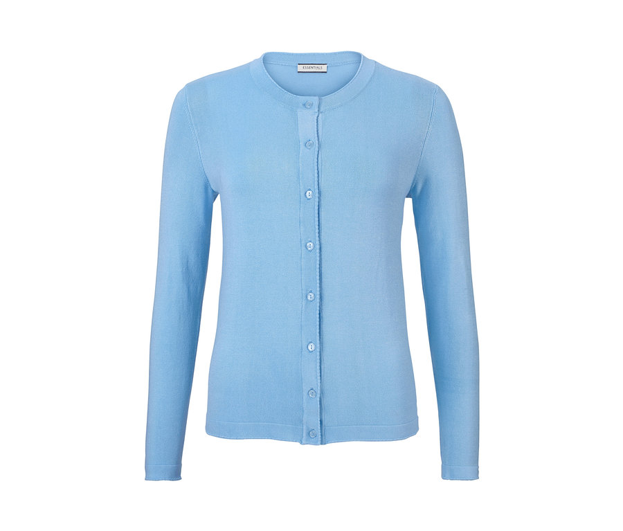 Hellblaue Feinstrickjacke mit Knöpfen vorne.