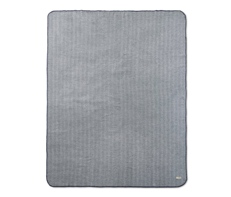 Graue Decke mit Fischgrätmuster und dunkelblauem Saum.