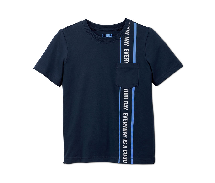 Ein marineblaues Kurzarm-T-Shirt. Auf dem T-Shirt befindet sich ein blauer Streifen mit Schriftzug.