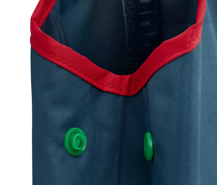 Detailaufnahme einer blauen Regenhose aus recyceltem Material mit rotem Saum und zwei grünen Druckknöpfen.