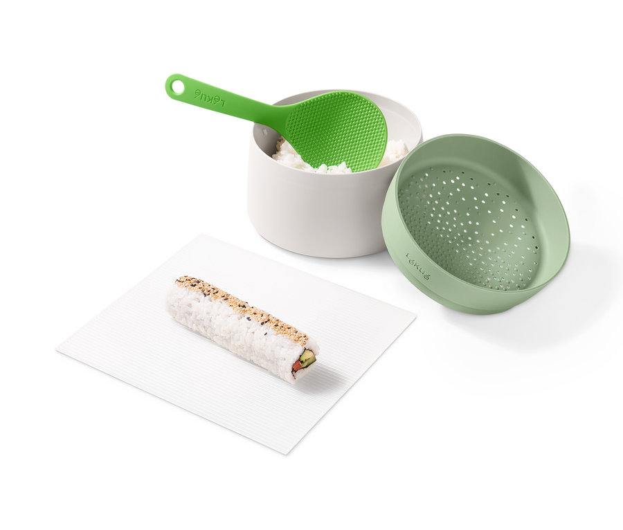 Sushi-Rolle liegt auf weißer Serviette neben Lékué Sushi-Set.
