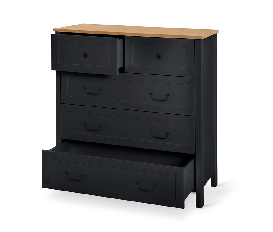 Schwarze, hohe Kommode Clara mit vier Schubladen, die oberen zwei sind teilweise geöffnet.