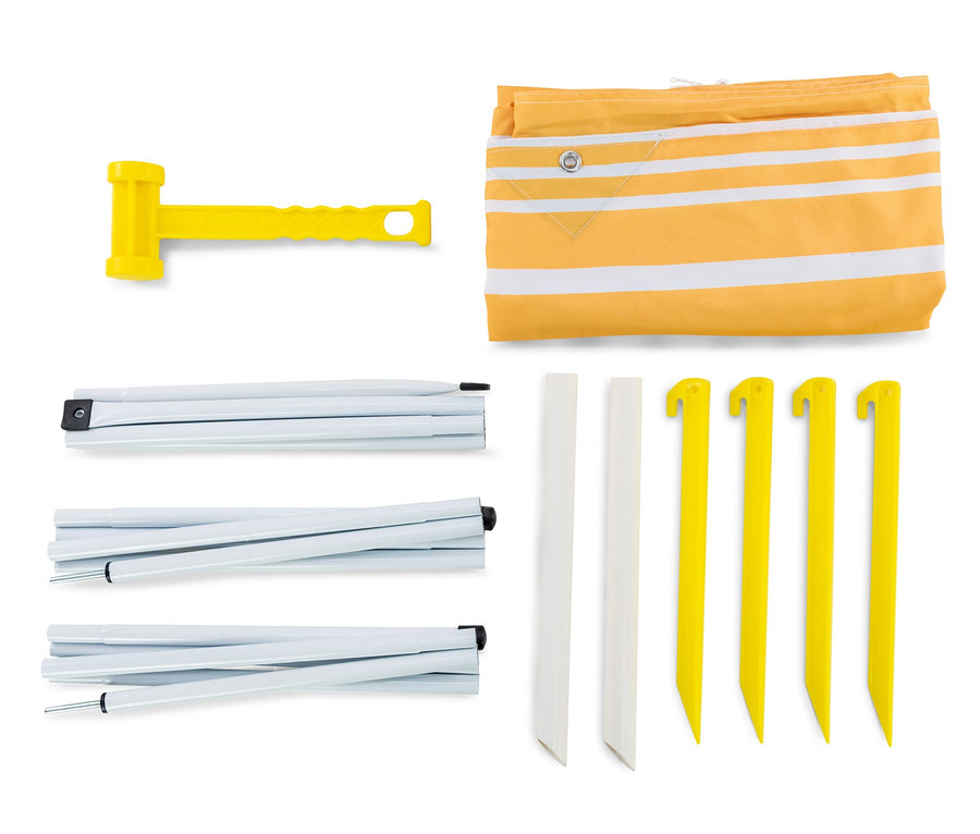 Gelb-weißes Strand-Sonnensegel, zusammengelegt mit einem Satz Heringe und Stangen.