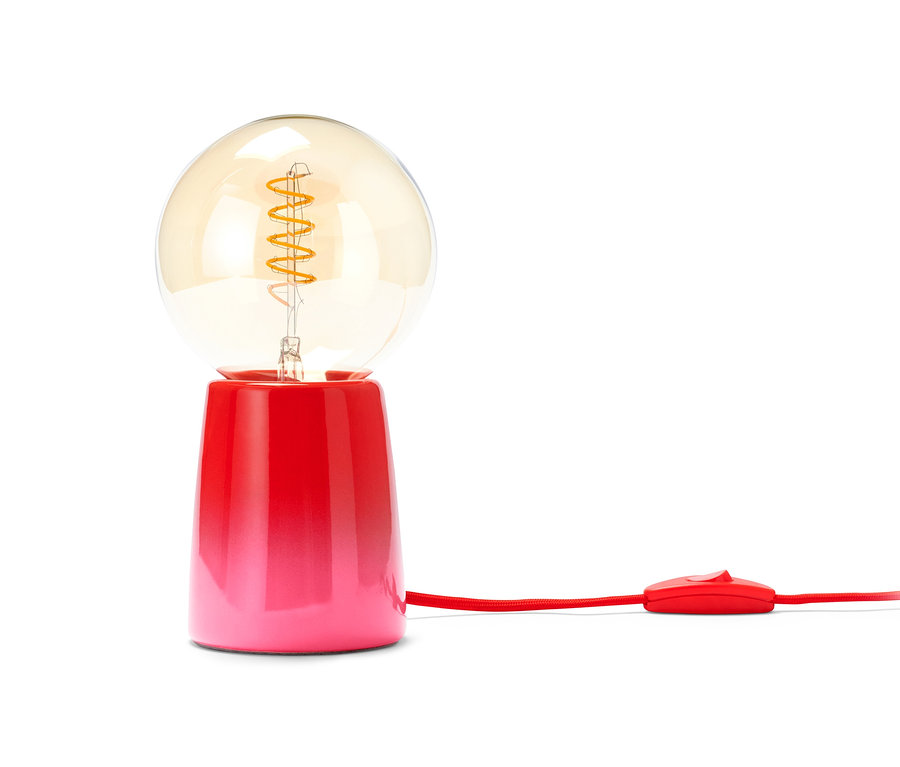 Eine rot-pinke LED-Tischleuchte mit Glühbirne und rotem Kabel.