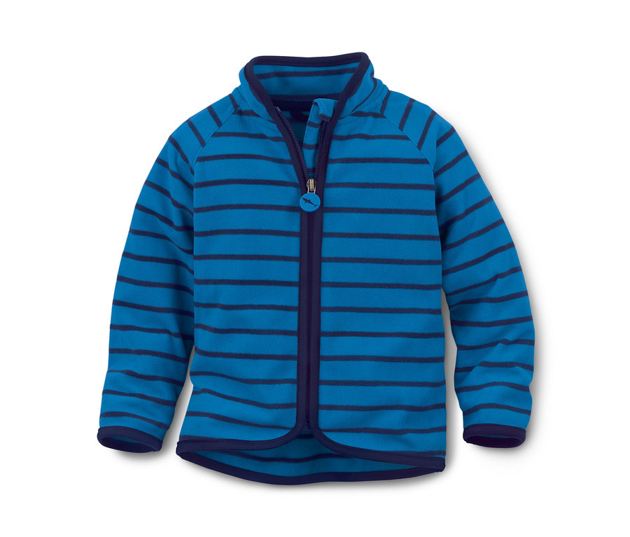 Eine blaue Microfleecejacke mit dunkelblauen horizontalen Streifen und einem Reißverschluss.
