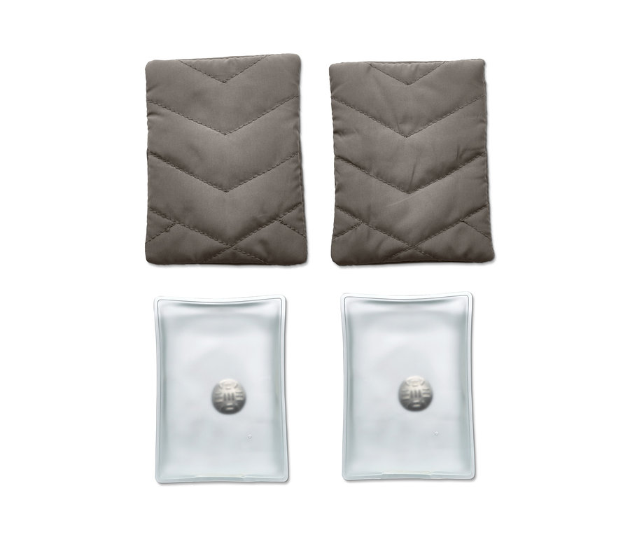 Zwei Taschen-Heizkissen und zwei khaki Taschen-Heizkissen liegen auf einem weißen Hintergrund.