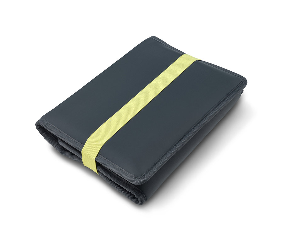 Eine graue Büroutensilien-Mappe wird von einem gelben Gummiband gehalten.