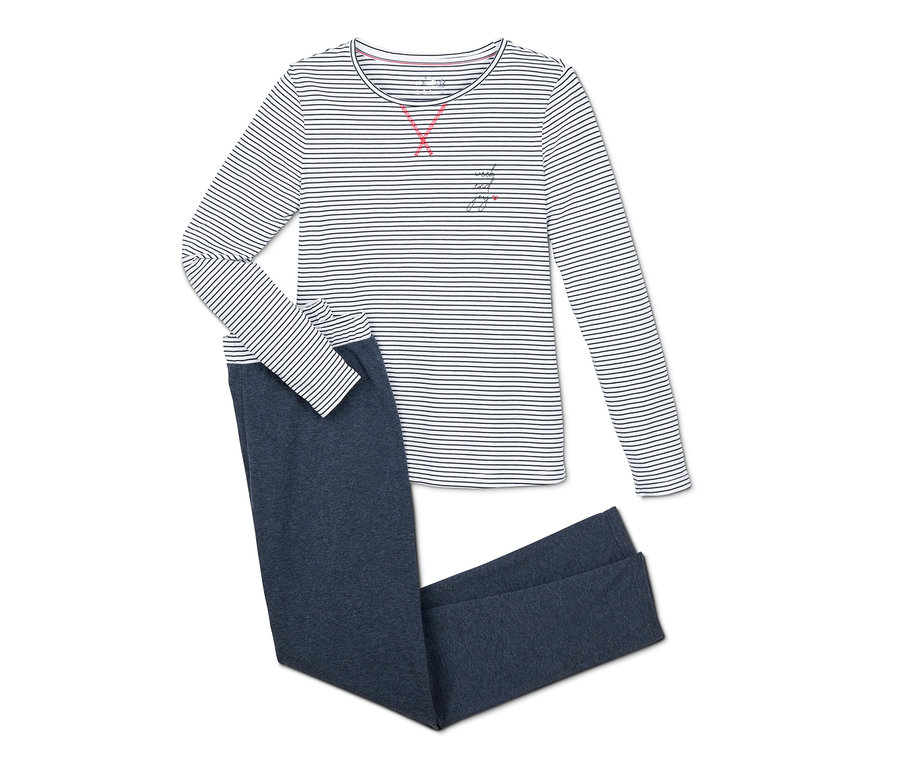 Ein langärmliger Pyjama mit blauen Streifen und eine dunkelblaue Pyjamahose liegen da.