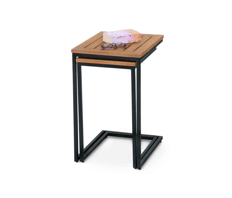Ein 2er-Set Beistelltische mit Holzplatte und schwarzem Metallgestell. Auf dem oberen Tisch liegen ein Buch und eine Brille.
