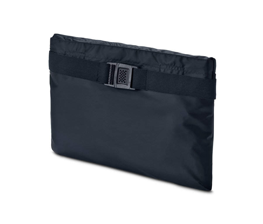 Zusammengefalteter blauer Regenponcho.