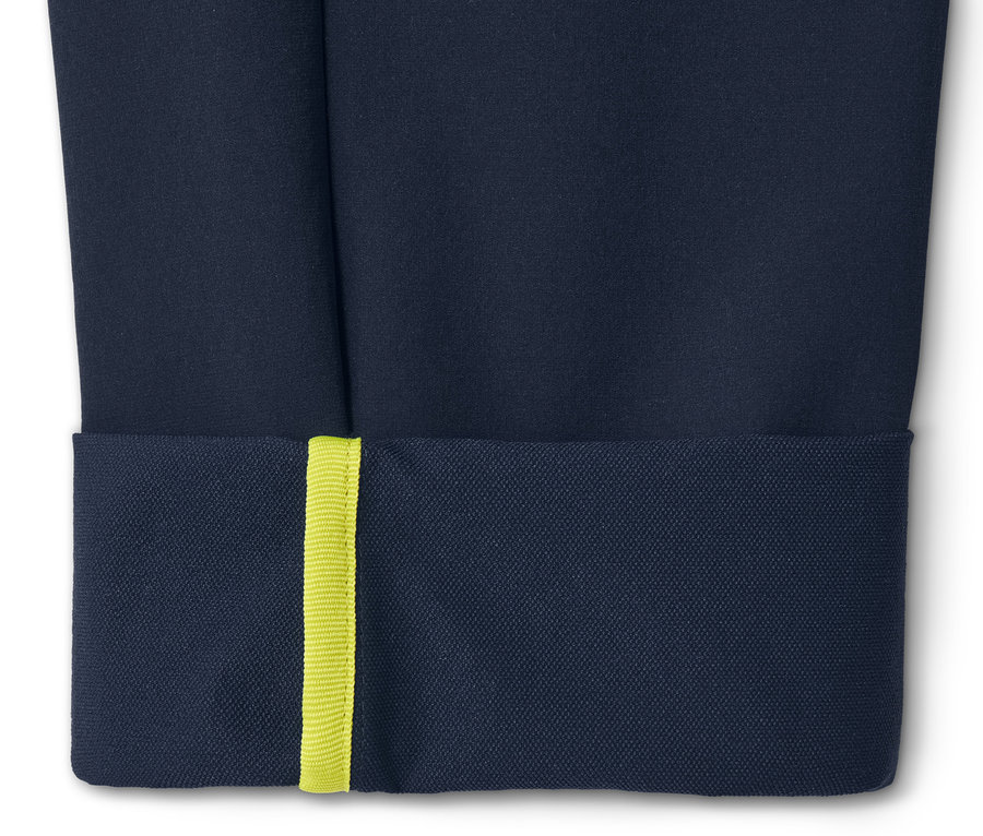 Detail einer Softshellhose mit neongelbem Saum.