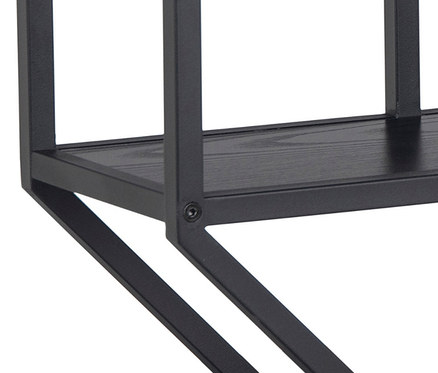 Detailaufnahme eines schwarzen Wandregals mit Holzablage.