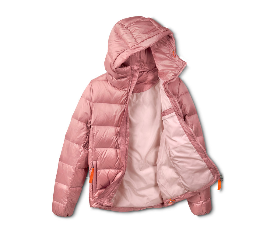 Roséfarbene Daunenjacke mit Kapuze, die Jacke ist offen.