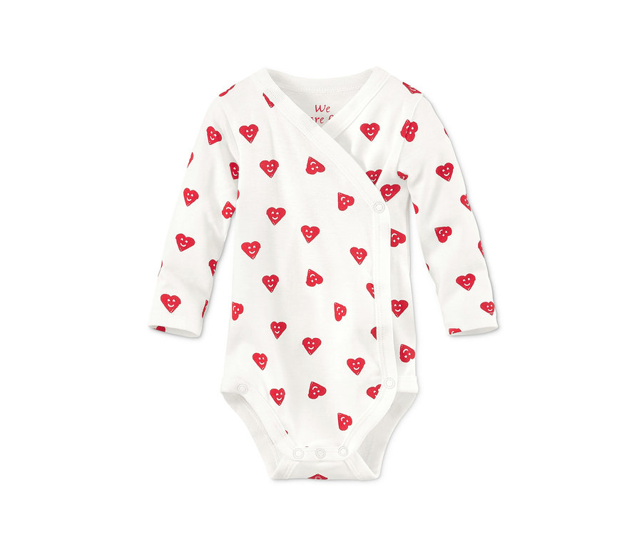 Weißer Bio-Baumwoll-Langarmbody mit roten Herzchen.