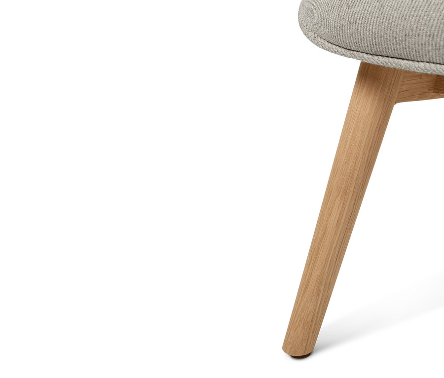 Detailansicht Sessel mit Fußhocker.