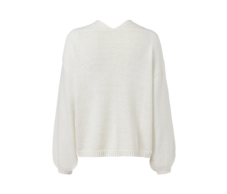 Detailansicht eines offenen Cardigans aus Bändchengarn.