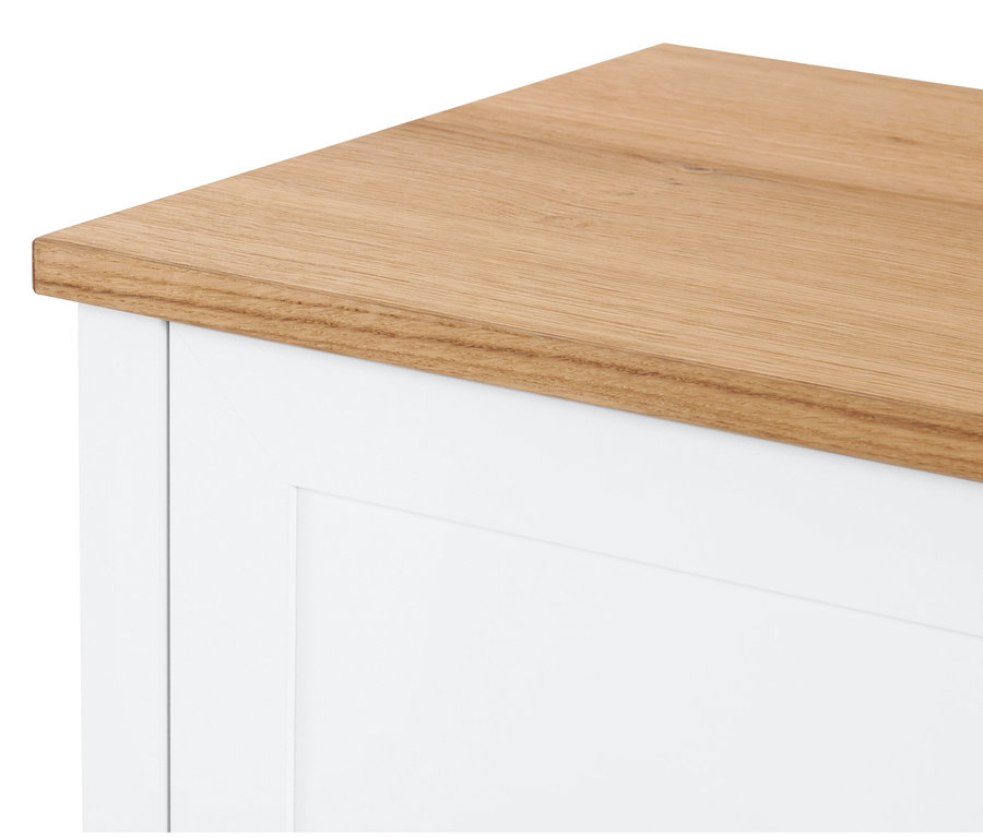 Detail eines weißen Schranks mit einer Holzplatte.