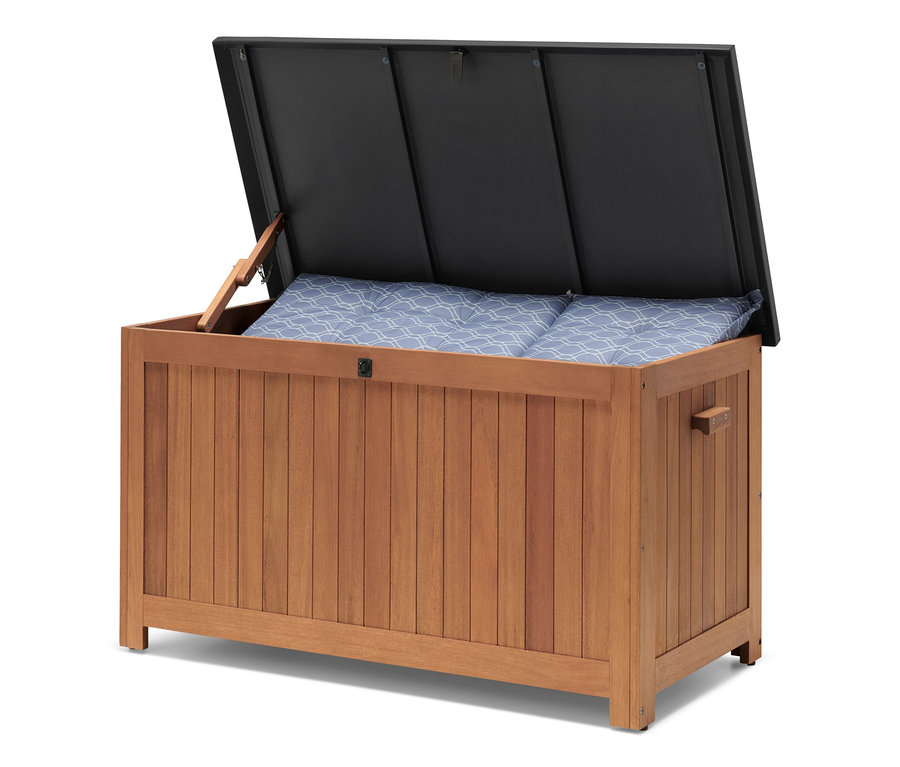 Geöffnete Auflagenbox aus Massivholz mit blauen Kissen darin.