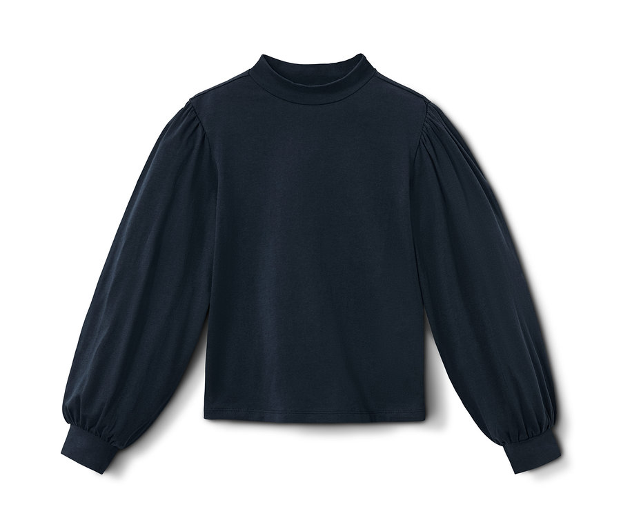 Dunkelblaues Langarmshirt.