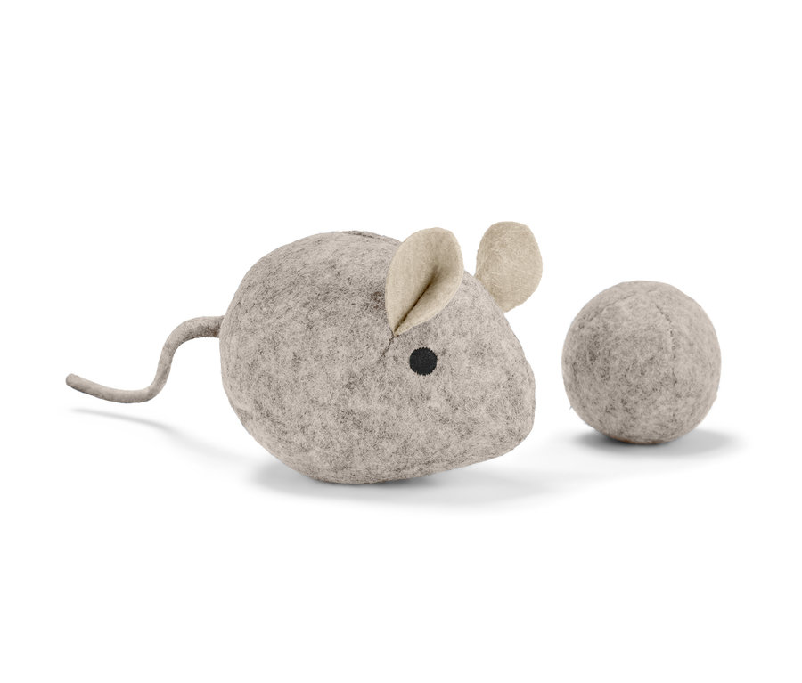 Katzenspielzeug-Set: Graue Stoffmaus und Ball liegen auf weißem Grund.