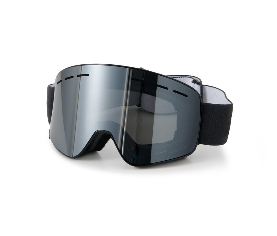 Schwarze Schneebrille mit magnetischen Wechselscheiben auf weißem Hintergrund.