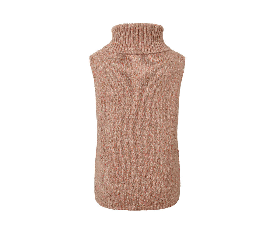 Detailansicht eines Strickpullunders mit Zopfmuster.