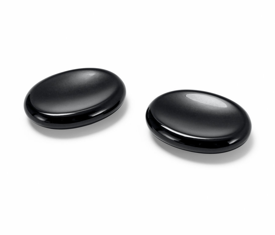 Zwei schwarze Obsidian-Augen- und Meditationssteine auf weißem Hintergrund.