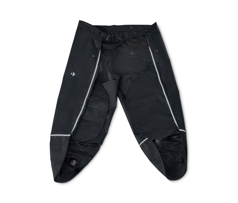 Eine offene, schwarze Unisex-Regenchaps liegt auf einem weißen Hintergrund.