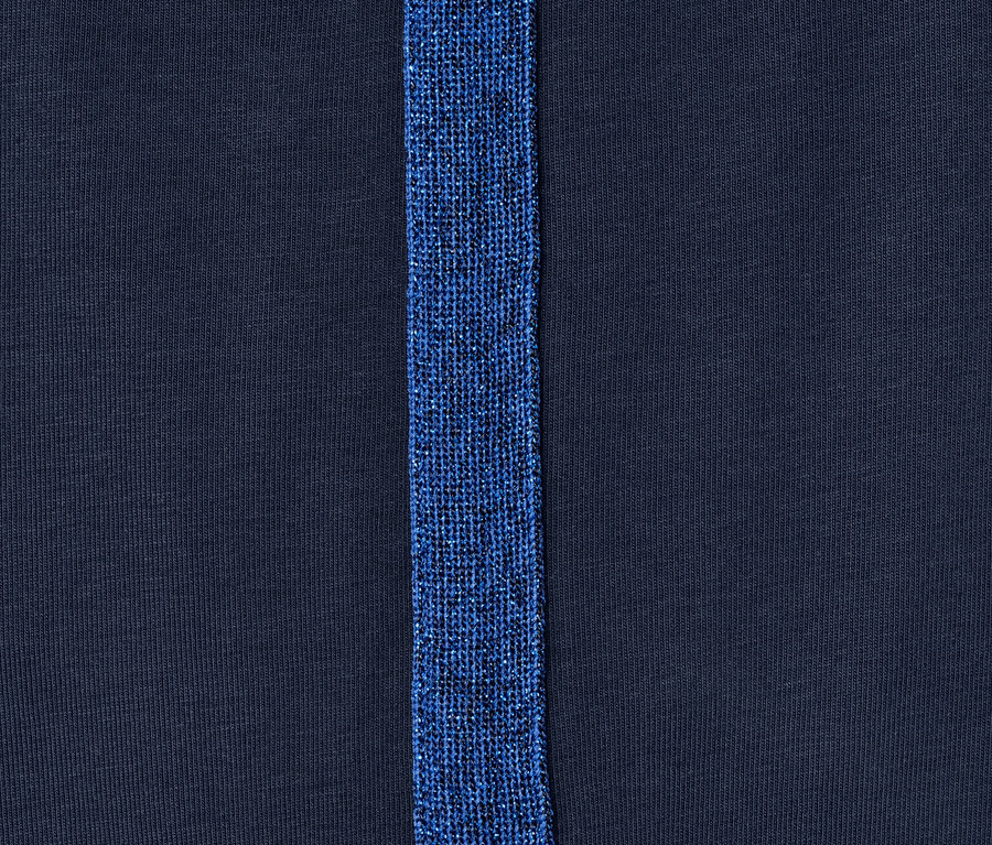 Detailaufnahme von dunkelblauen Leggings mit blauem Streifen.