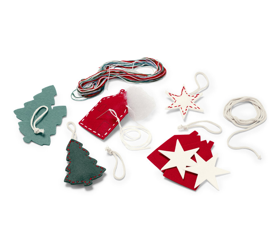 Das Näh-Set für Filzanhänger-Girlande enthält Filzformen von Bäumen, Sternen und Häusern, farbige Schnüre und Füllmaterial.