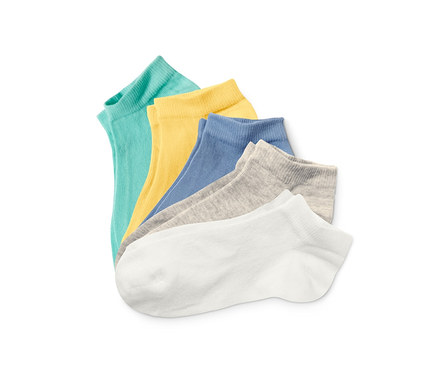 Fünf Paar Sneakersocken aus Bio-Baumwolle in Türkis, Gelb, Blau, Grau und Weiß.