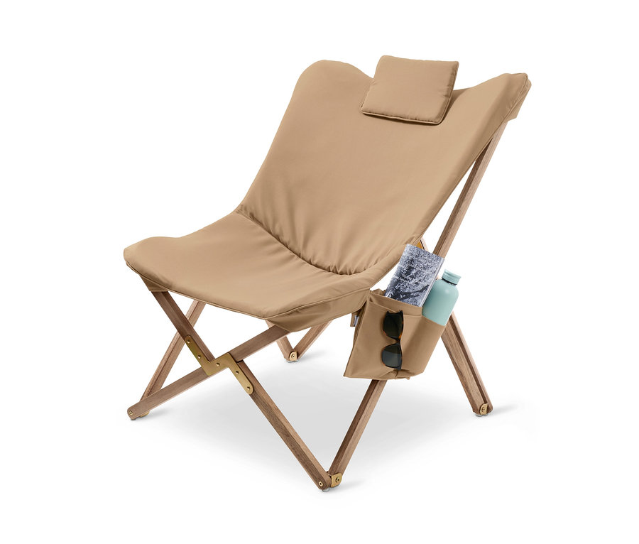 Ein beiger Relaxsessel mit Holzrahmen und Seitentasche.