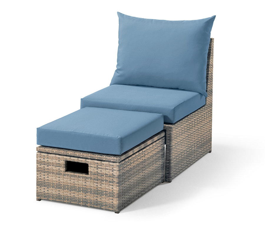 Lounge-Sessel »Thore« mit Ausziehfunktion und blauen Kissen.