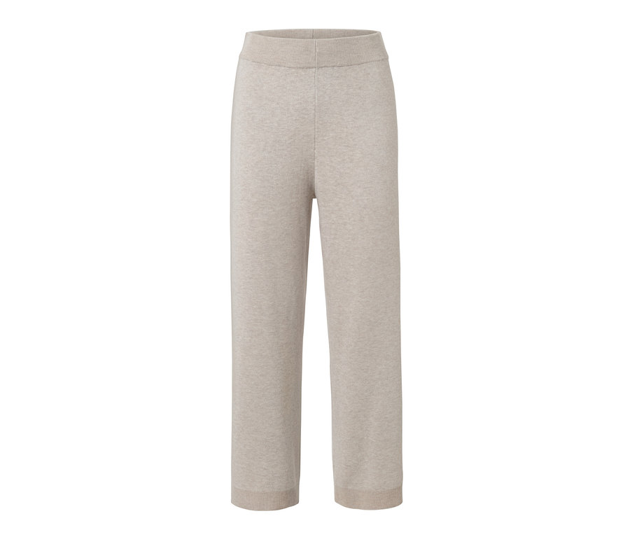 Eine hellbraune Loungehose aus Strick auf weißem Hintergrund.
