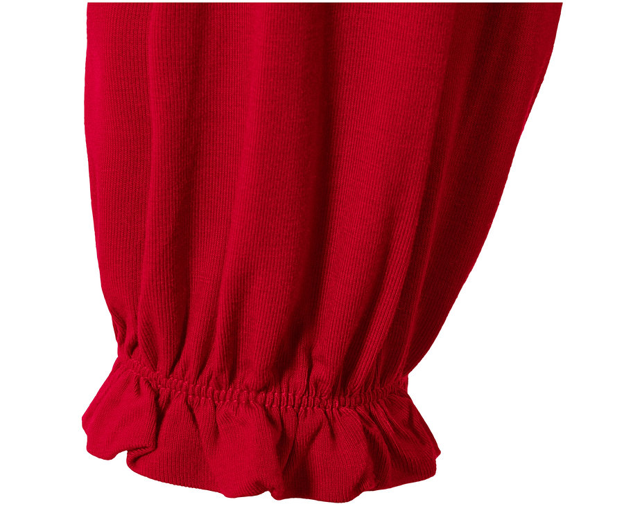 Detailansicht eines roten Jerseykleids in Midi-Länge mit Rüschen.