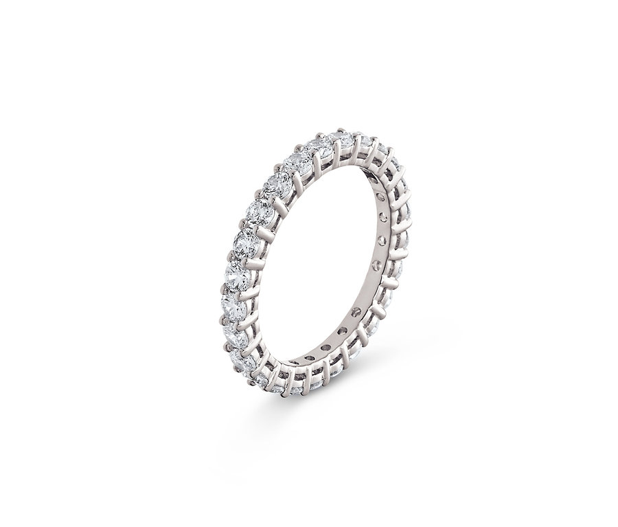 Nahaufnahme eines silbernen Memoire Rings mit Zirkonia rundherum.