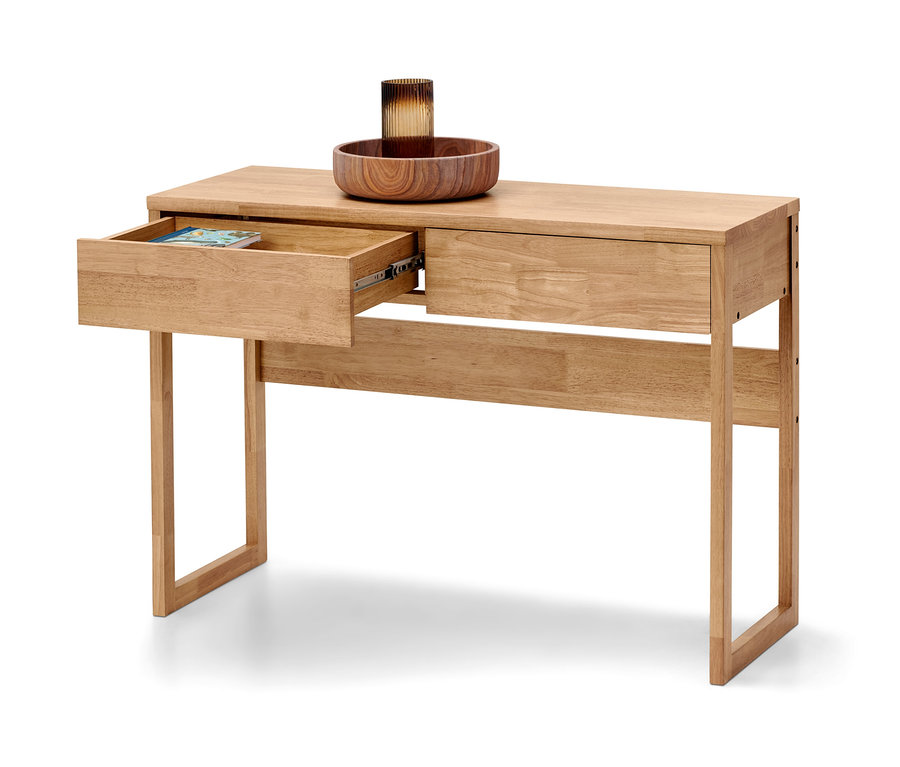 Detailansicht einer Konsole aus Massivholz mit offener Schublade, darauf eine hölzerne Schale.
