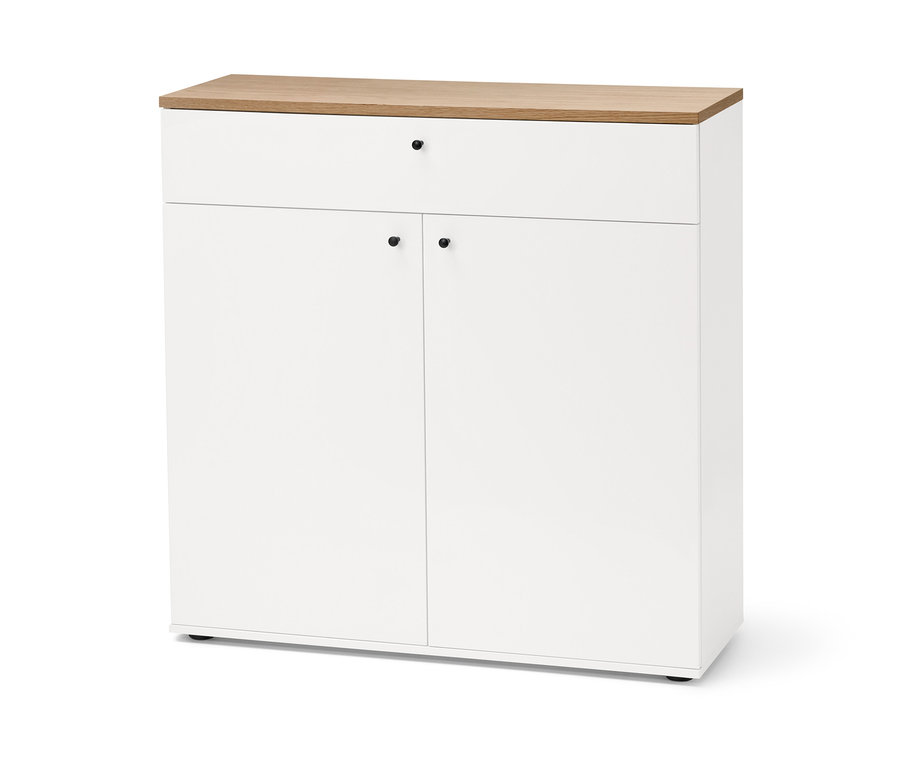 Weißer Schuhschrank »Bekeson« mit brauner Oberseite, zwei Türen und einer Schublade.