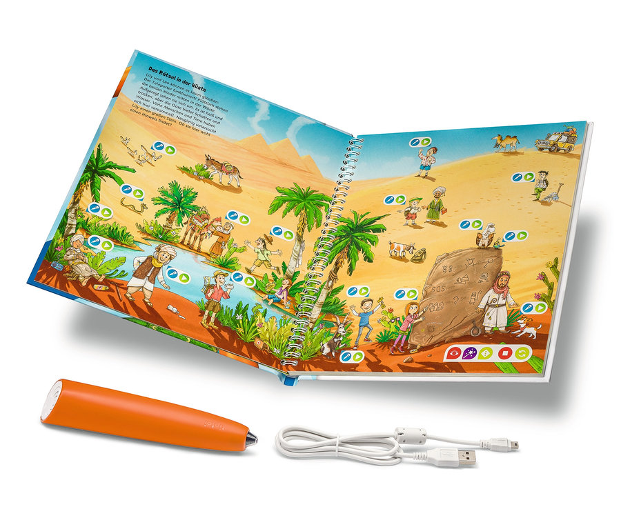 Das Bild zeigt ein aufgeschlagenes Buch mit Wüstenillustrationen, einen orangefarbenen Tiptoi-Stift und ein weißes USB-Kabel.